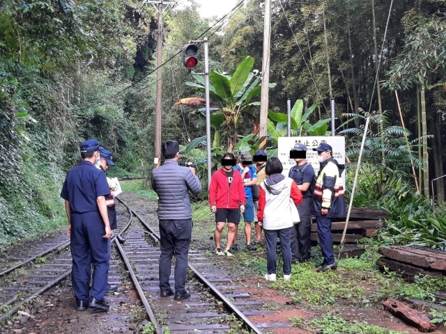 林鐵及文資處發現4名遊客違規行走鐵路