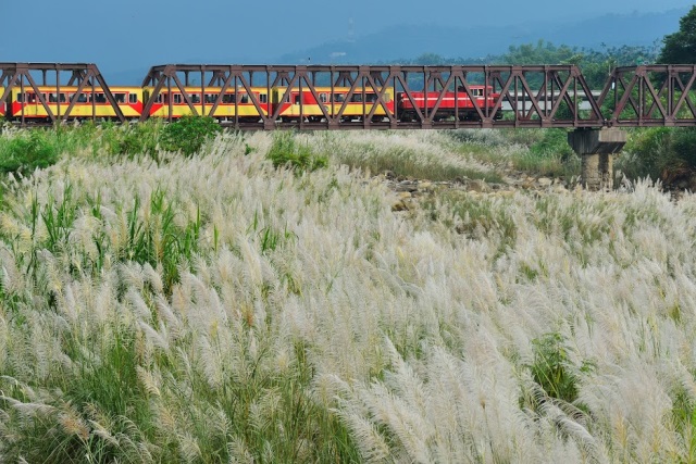 The train passes through the Niuchou River