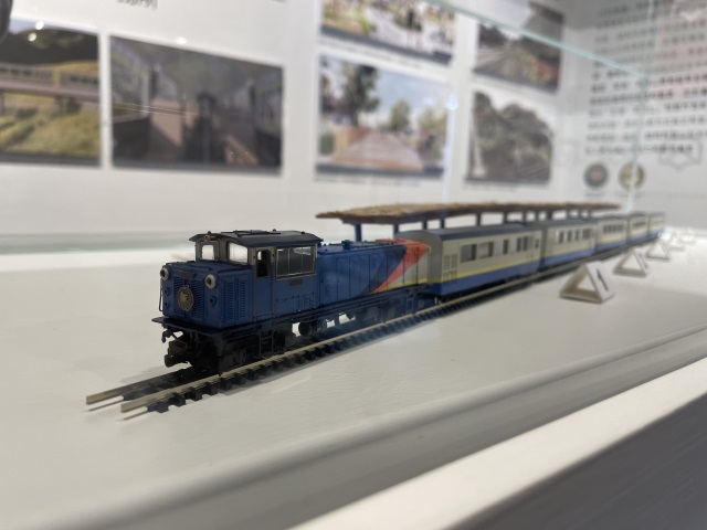 以阿里山迎賓鳥-栗背林鴝雄鳥概念設計的「栩悅號」列車模型