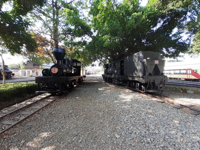 左13號蒸汽機車、右28號蒸汽機車