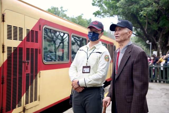 退休列車長劉和村與列車長羅韋聰分享早期服務往事