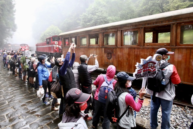 神木車站啟用吸引鐵道攝影愛好者及民眾到場同賀