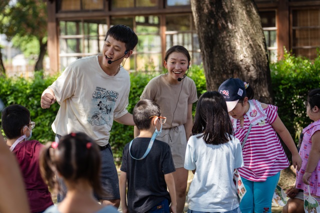 《木頭魔法Hinoki》環境互動劇，引導親子穿梭嘉義製材所各建築物間