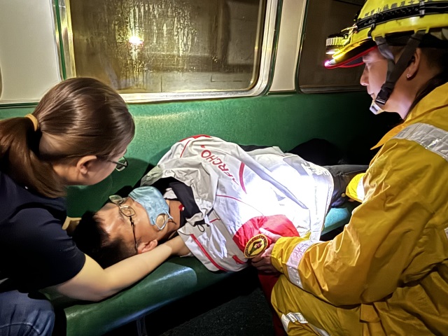 具護理背景的旅客與林鐵道班人員，為一位疑似頸椎受傷的旅客徒手固定