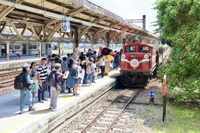 民眾歡喜迎接首航列車