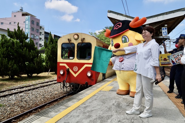 鐵鹿站長和林鐵人員歡送首航列車前往阿里山