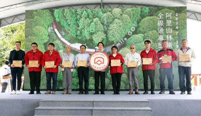 賴總統頒發感謝狀予通車有功人員