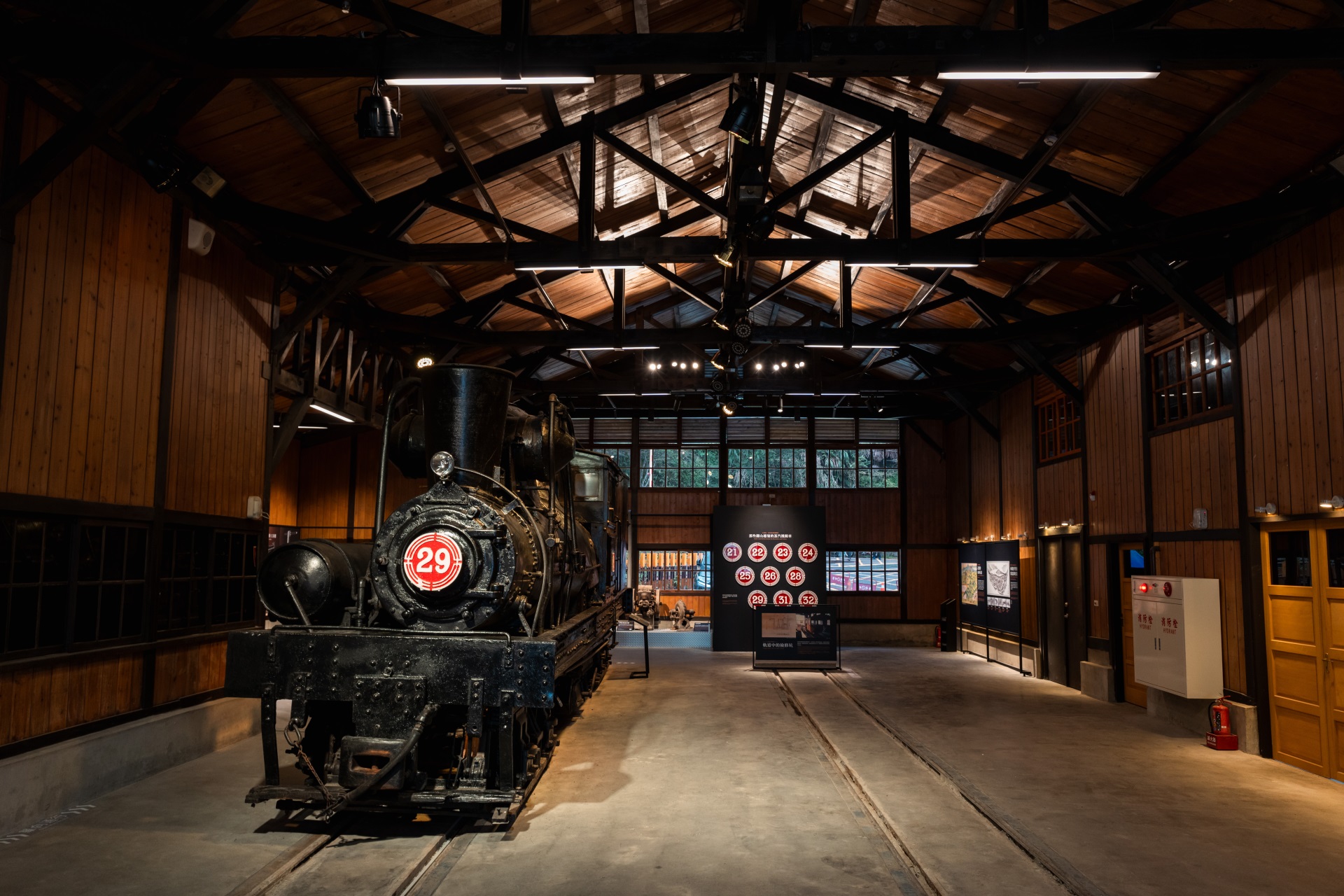 奮起湖車庫內部展示