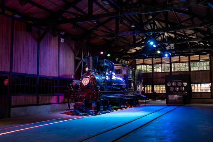 奮起湖車庫內部展示2