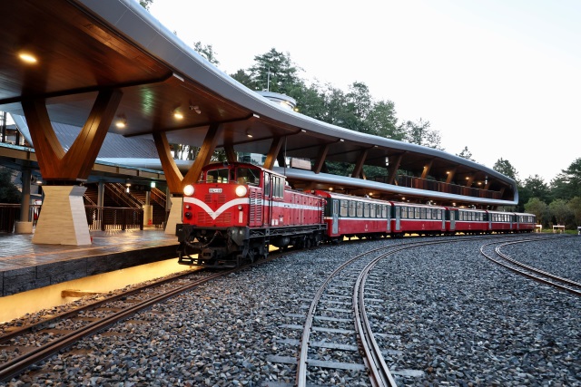 拂曉的天色營造祝山車站似日出初升氛圍，車站與祝山日出相輔相成(吳明翰拍攝)