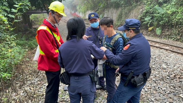 林鐵及文資處會同警方於樟腦寮車站取締遊客行走軌道