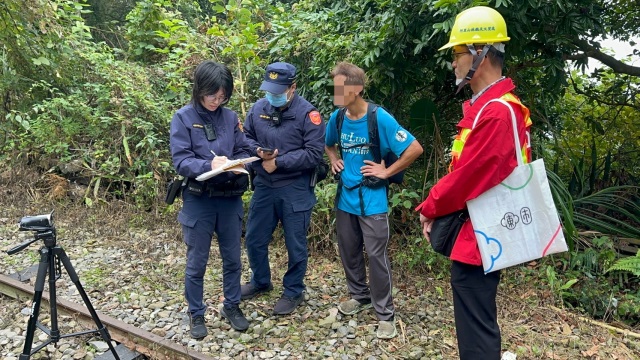 林鐵及文資處會同警方於樟腦寮車站取締遊客行走軌道，警方製作訪談紀錄