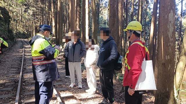 林鐵及文資處會同警方於二萬平取締遊客行走軌道