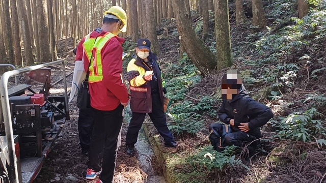 林鐵及文資處會同警方於二萬平取締遊客行走軌道