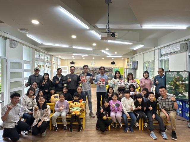 林鐵及文資處廉政志工與香林國小全校師生合影