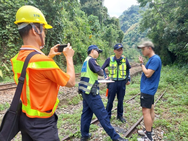 對違規行走軌道民眾製作筆錄
