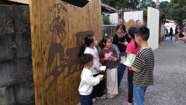 社區孩子聆聽青年大使說故事