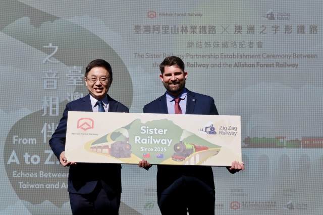 Presentation of Sister Railway Gift to Zig Zag Railway by Director General Lin Hua-Ching of the Fore