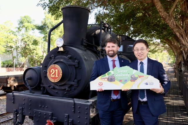 林業保育署林華慶署長與澳洲之字形鐵路執行長Daniel Zolfel合影