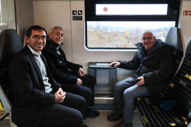 2025年に阿里山を訪れたClemens Götz博士（ドイツ・Althengstett前町長）は、試乗列車で記念撮影も行った。