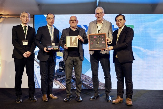 王昭堡処長（左）は、Winfried Hermann交通相とHelmut Riegger郡長に記念品を贈りました