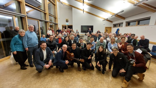 阿里山林業鉄路代表団、嘉頌重奏団、ドイツ市民による記念撮影。