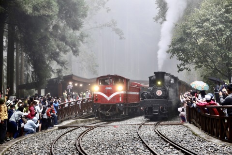 7月15日神木車站啟用 蒸汽火車與柴油機關車同框賀喜