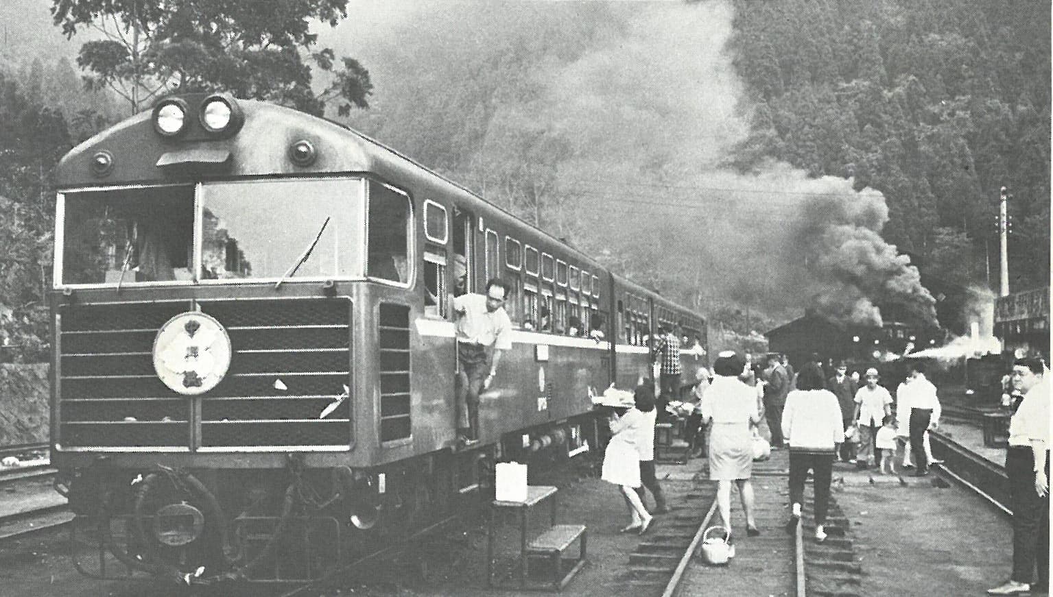 「중싱호」 디젤 여객차가 운영에 투입되면서 철도는 산림 개발에서 관광 발전으로 전환되었다.