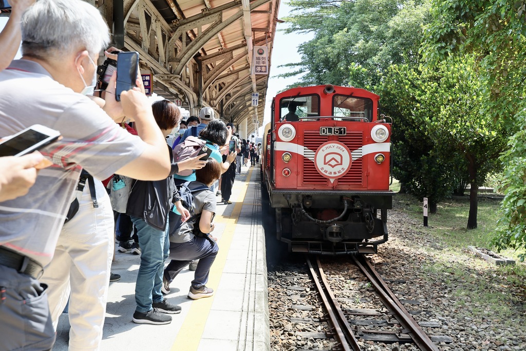 阿里山林鐵全線通車 民眾喜迎首航列車